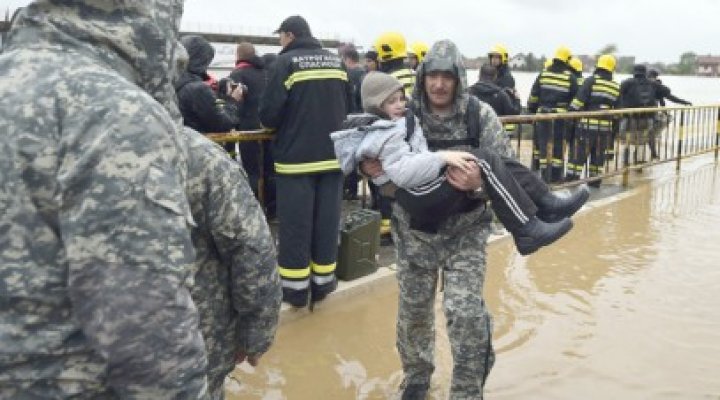 Inundaţii devastatoare: România va trimite ajutoare în Serbia şi Bosnia